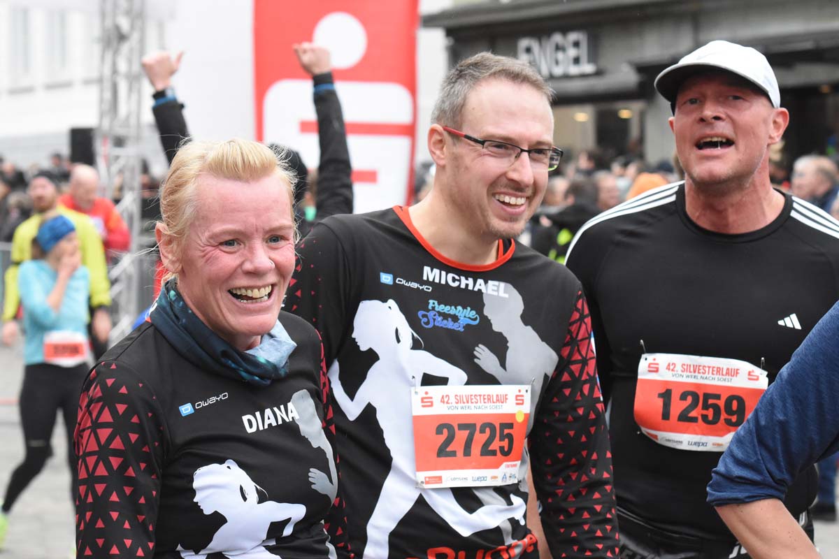 Unter anderem Diana Jücker, Michael Kirsten und Carsten Willfroth (rechts) vertraten die Lipperunners Werne beim 42. Silvesterlauf von Werl nach Soest. Fotos: Zöllner