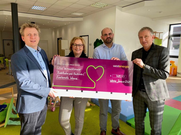 Das Bild zeigt (von links nach rechts): Lars Werkmeister (GF Werne Marketing), Bettina Stilter (Familiennetz Werne), Maik Rolefs (Leiter Jugendamt) sowie Dirk Wißel (Kommunalmanager der Westenergie AG) bei der Übergabe des symbolischen Schecks der Westenergie AG. Foto: Werne Marketing GmbH