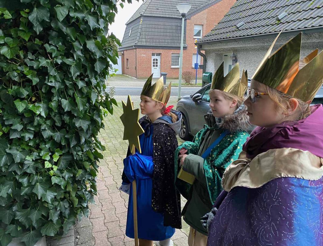 Die Sternsinger waren in diesem Jahr nicht so zahlreich, aber dennoch sehr erfolgreich im Stadtgebiet unterwegs. Fotos: Daniel Claeßen