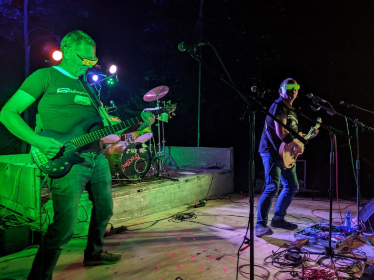 Schrill und bunt wird es mit "Stylophonyx" aus Nordkirchen, die ihren ganz eigenen Mix aus Mix aus Reggae, Rock, und Electronic auf die flözK-Bühne bringen. Foto: privat