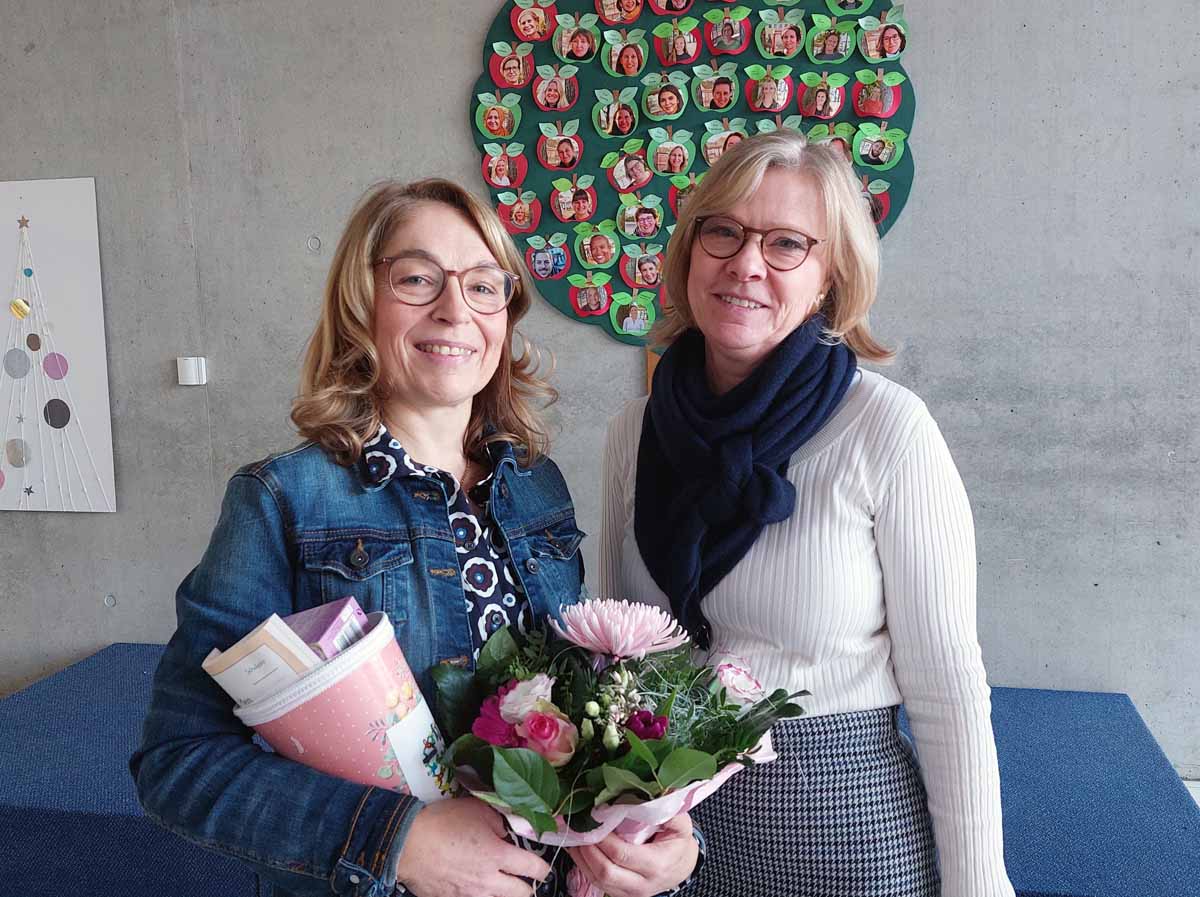 Die neue Konrektorin Katja Kranz (links) erhielt zum Start die obligatorische Schultüte aus den Händen von Chefin Nicola Buschkotte. Fotos: Wagner