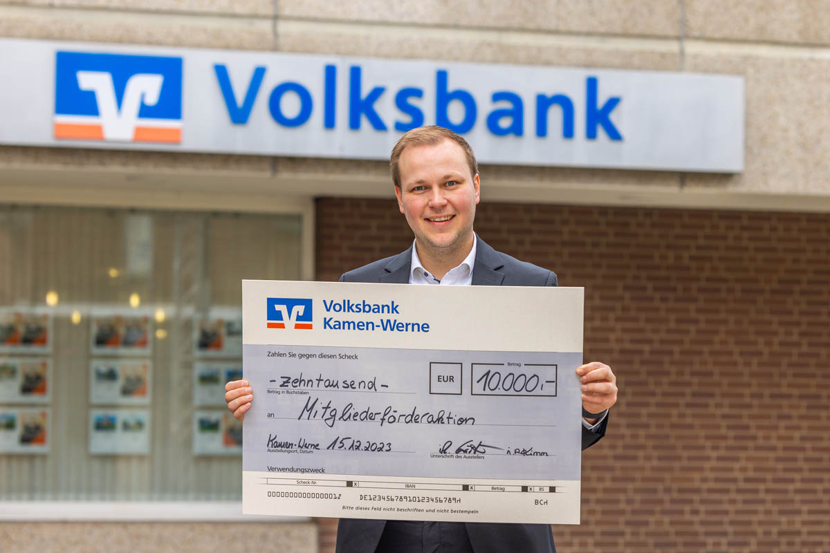 Philipp Gärtner, Leiter der Hauptstelle Werne, freut sich über 10.000 Euro, die nun an gemeinnützige Einrichtungen, Vereine und Organisationen gehen. Foto: Jan Heinze