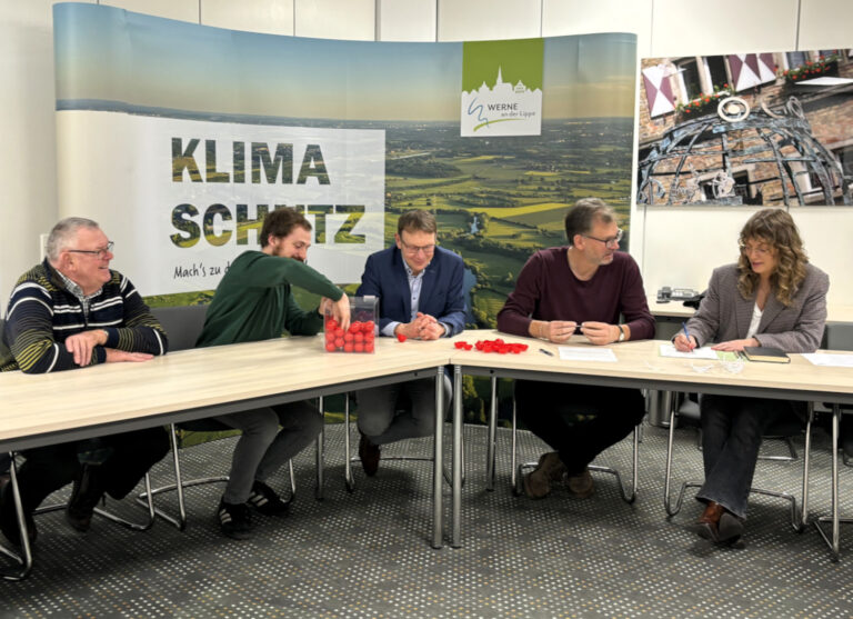 Ein rundes Dutzend Mitglieder wird künftig im Klimaschutzforum mitreden. Per Los wurden sie aus insgesamt 70 Bewerbungen von Bürgermeister Lothar Christ (3. v.l.) und dem Ausschussvorsitzenden Maximilian Falkenberg (2.v.L.) ausgewählt. Fotos: Stadt Werne