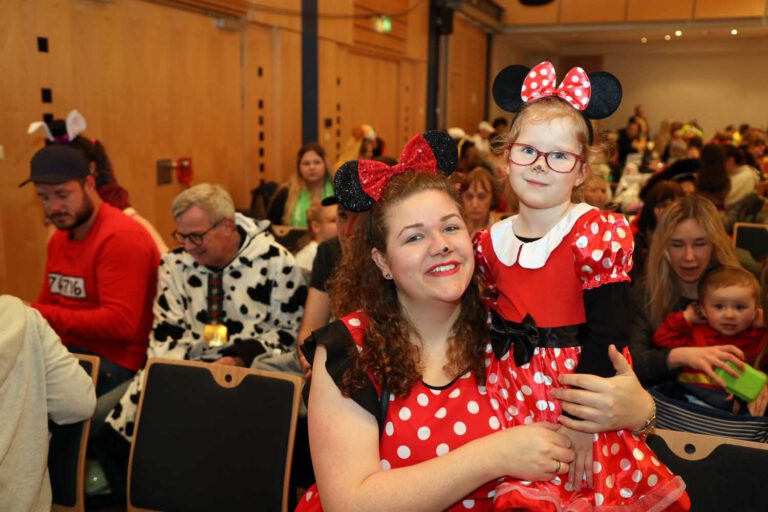 Beim Kinderkarneval im Kolpingsaal feierten die Kleinen ausgelassen die närrische Zeit. Fotos: Isabel Schütte