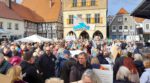 Geschätzt 2.000 Menschen folgten dem Aufruf zur Kundgebung gegen Rassismus, Antisemitismus, Hass und Hetze und für eine bunte, vielfältige und solidarische Gesellschaft. Fotos: Gaby Brüggemann