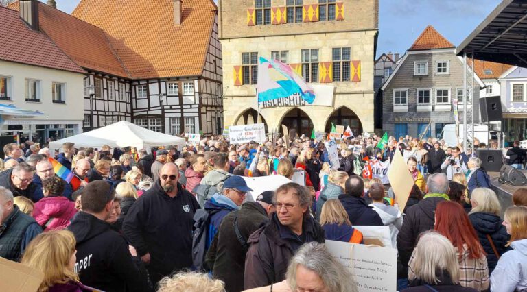 Geschätzt 2.000 Menschen folgten dem Aufruf zur Kundgebung gegen Rassismus, Antisemitismus, Hass und Hetze und für eine bunte, vielfältige und solidarische Gesellschaft. Fotos: Gaby Brüggemann