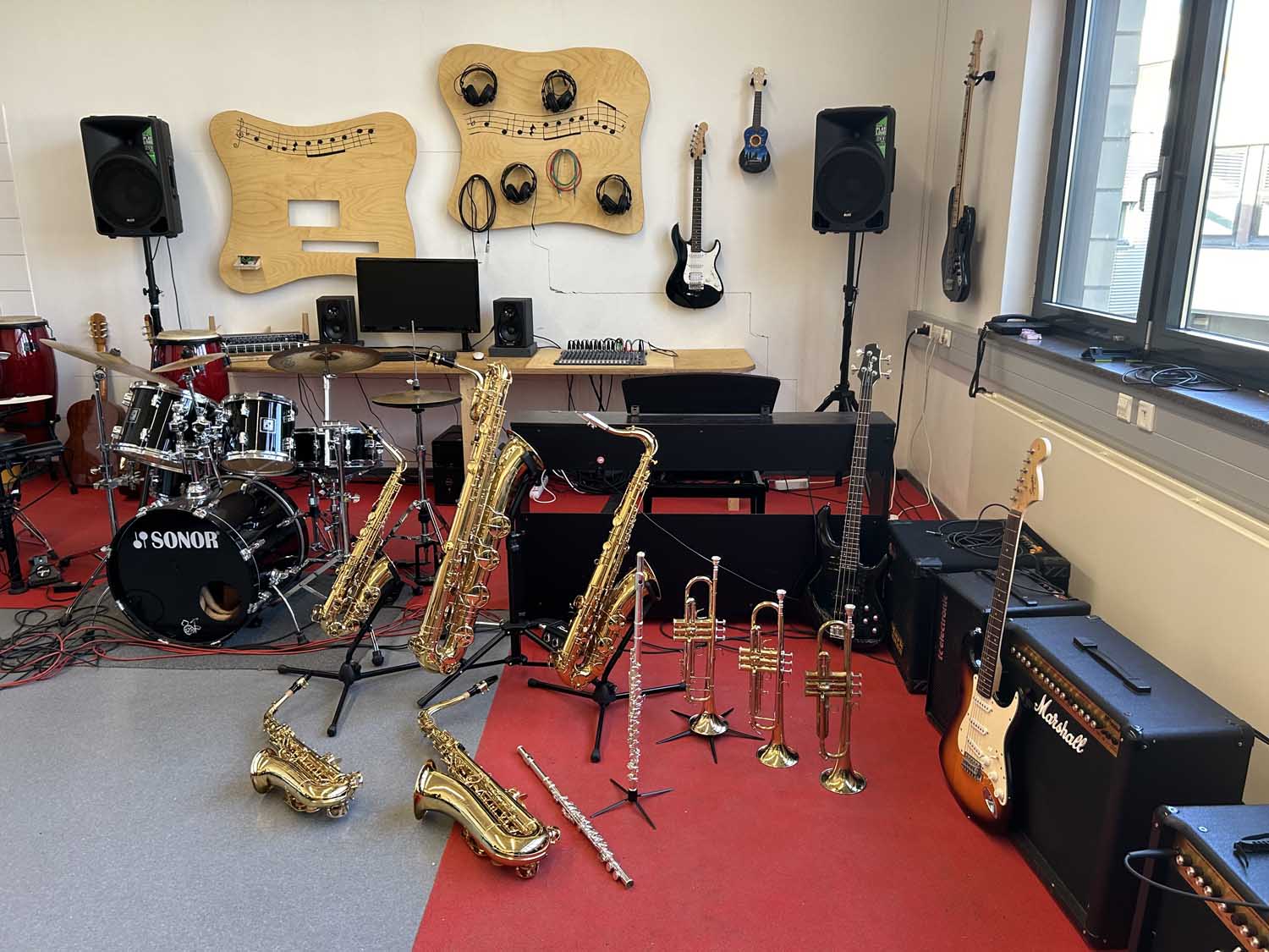 Die Bigband beider Gymnasien trifft sich ab sofort regelmäßig im Probenraum am AFG. Foto: privat