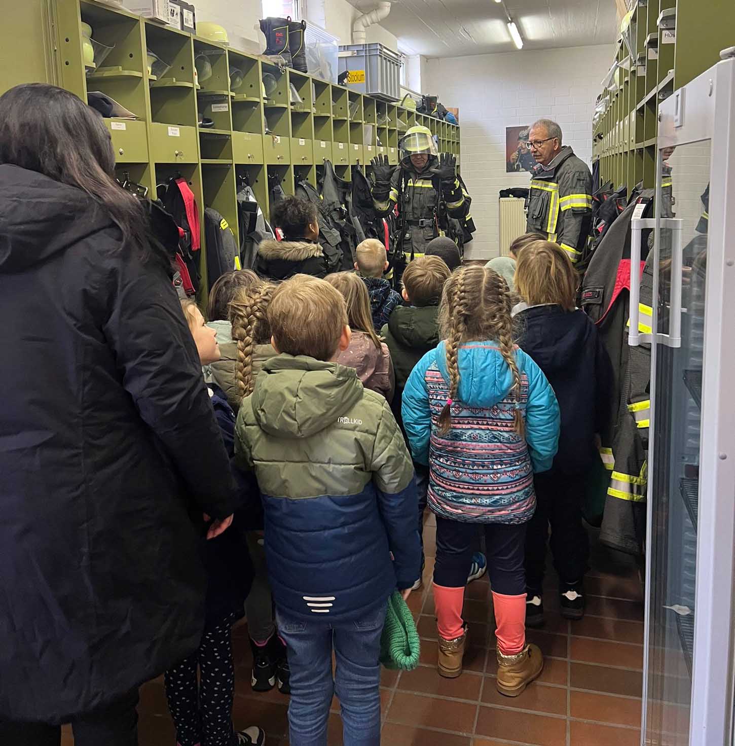 Die Mädchen und Jungen aus der Kita St. Sophia warfen einen Blick in die Feuerwache in Stockum. Foto: FFW