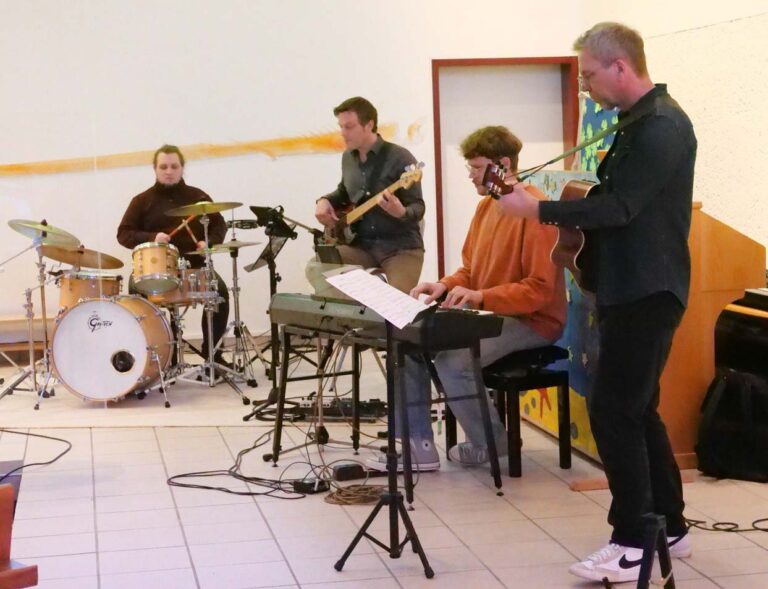 Nach nur vier Stunden Chorarbeit gelang es dem Projektchor, die Lieder für den Gottesdienst im Dietrich-Bonhoeffer-Zentrum dreistimmig zu singen. Foto: Schwarze