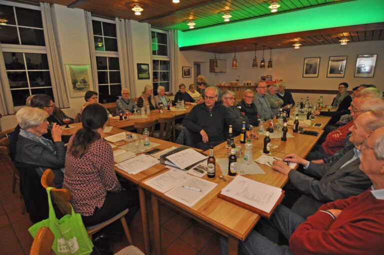 Gut besucht war die Versammlung der DJK Langern im Dorfgemeinschaftshaus. 27 Mitglieder trugen sich in die Teilnehmerliste ein. Foto: Werner Storksberger