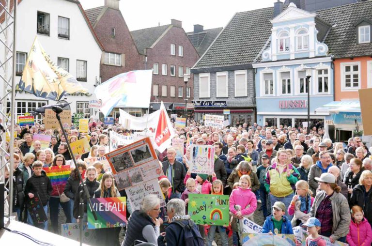 Bei den meisten mehr als nur einmal bunte Plakate malen und medienwirksam hochhalten: Es gibt in Werne eine demokratische und solidarische Basis, die im Alltag vielleicht unspektakulär daherkommt, dafür aber auf sicheren Füßen steht, meint unsere Kommentatorin. Foto: Gaby Brüggemann