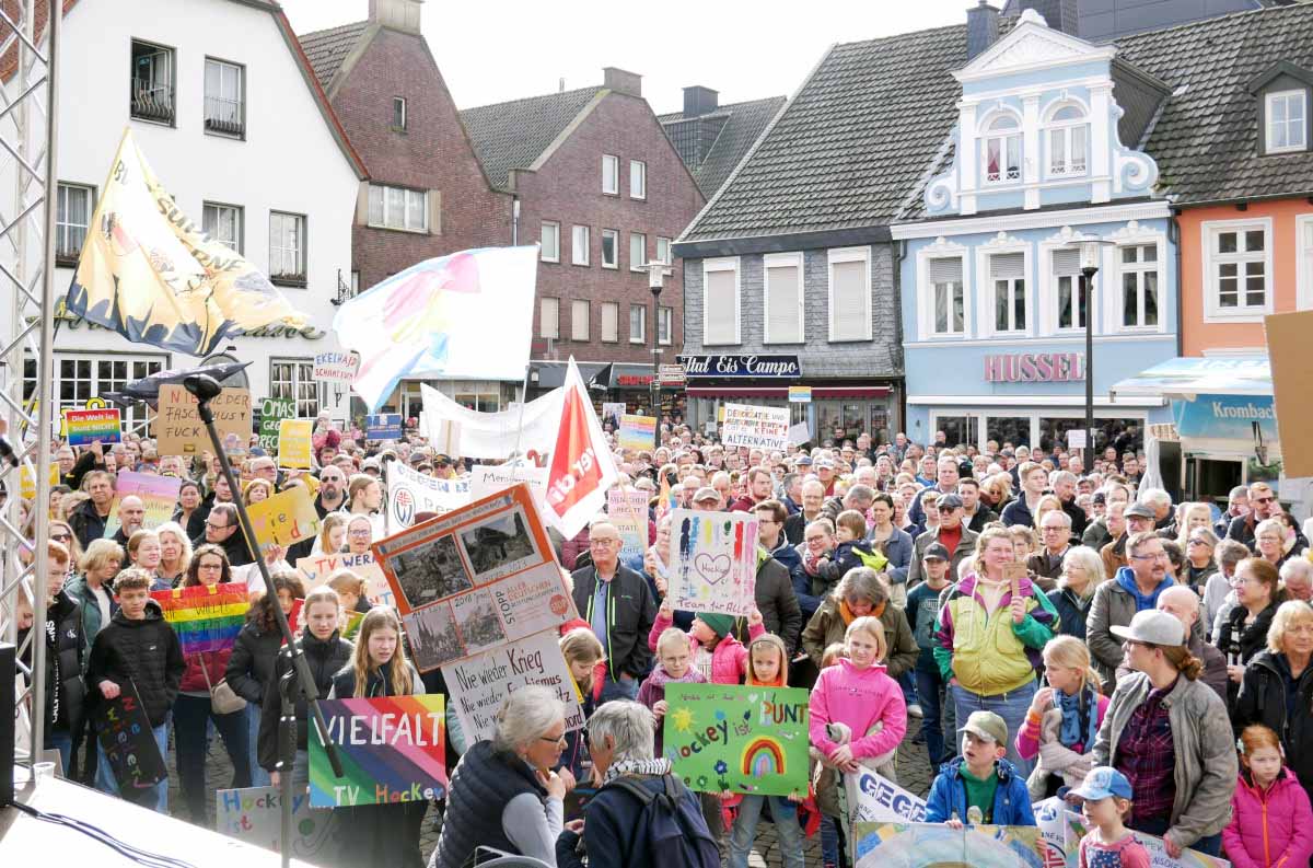 Bei den meisten mehr als nur einmal bunte Plakate malen und medienwirksam hochhalten: Es gibt in Werne eine demokratische und solidarische Basis, die im Alltag vielleicht unspektakulär daherkommt, dafür aber auf sicheren Füßen steht, meint unsere Kommentatorin. Foto: Gaby Brüggemann