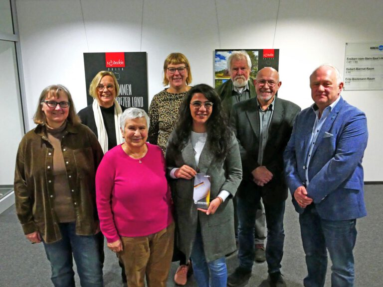 Die Jury des Demokratiepreises unter Vorsitz von Alfred Buß (3.von rechts) wählt unter allen Bewerbern die Gewinner aus. Foto: Leonie Bleimling / Kreis Unna