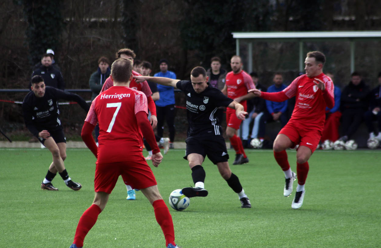 Ein packendes Spitzenspiel lieferten sich Eintracht Werne und SVF Herringen - mit dem besseren Ende für die Platzherren. Fotos: Wagner