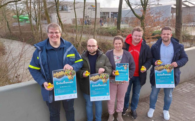 Freuen sich auf die Premiere des 1. Entenrennens am 23. März 2024 (von links): Jens Pattberg (THW), Frederik Holtrup (Leo Club), Anne Kleimann (Solebad), Markus Schnatmann (Werne Marketing) und Henrik Schmidt (Solebad). Foto: Wagner