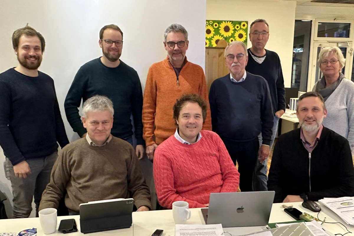 Fraktionssprecher Benedikt Striepens, Kämmerer Marco Schulze-Beckinghausen und Stephan Elsner (vorne sitzend von links) berieten in der Runde der Grünen-Fraktion die schwierige Haushaltslage der Stadt Werne. Foto: Rainer Hotz