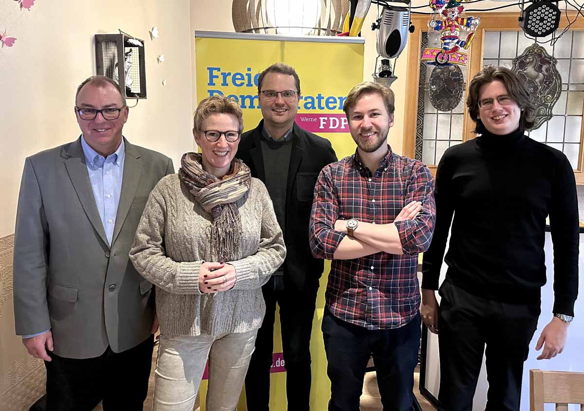 Artur Reichert (ganz links) wurde als Vorsitzender der Liberalen in Werne wiedergewählt. Foto: Jonathan Dammermann