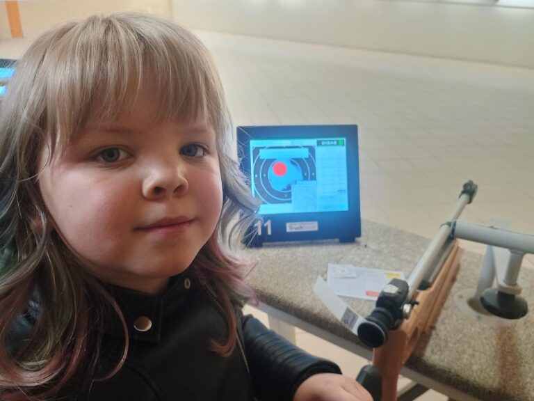 Eny Lou Schmidt holte ihren ersten Siegerpokal. Foto: privat