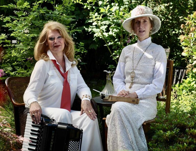 Andrea Knefelkamp-West (l.) und Monika Bujinski gestalten die musikalische Lesung zu Virginia Woolf. Foto: Michael Kamp