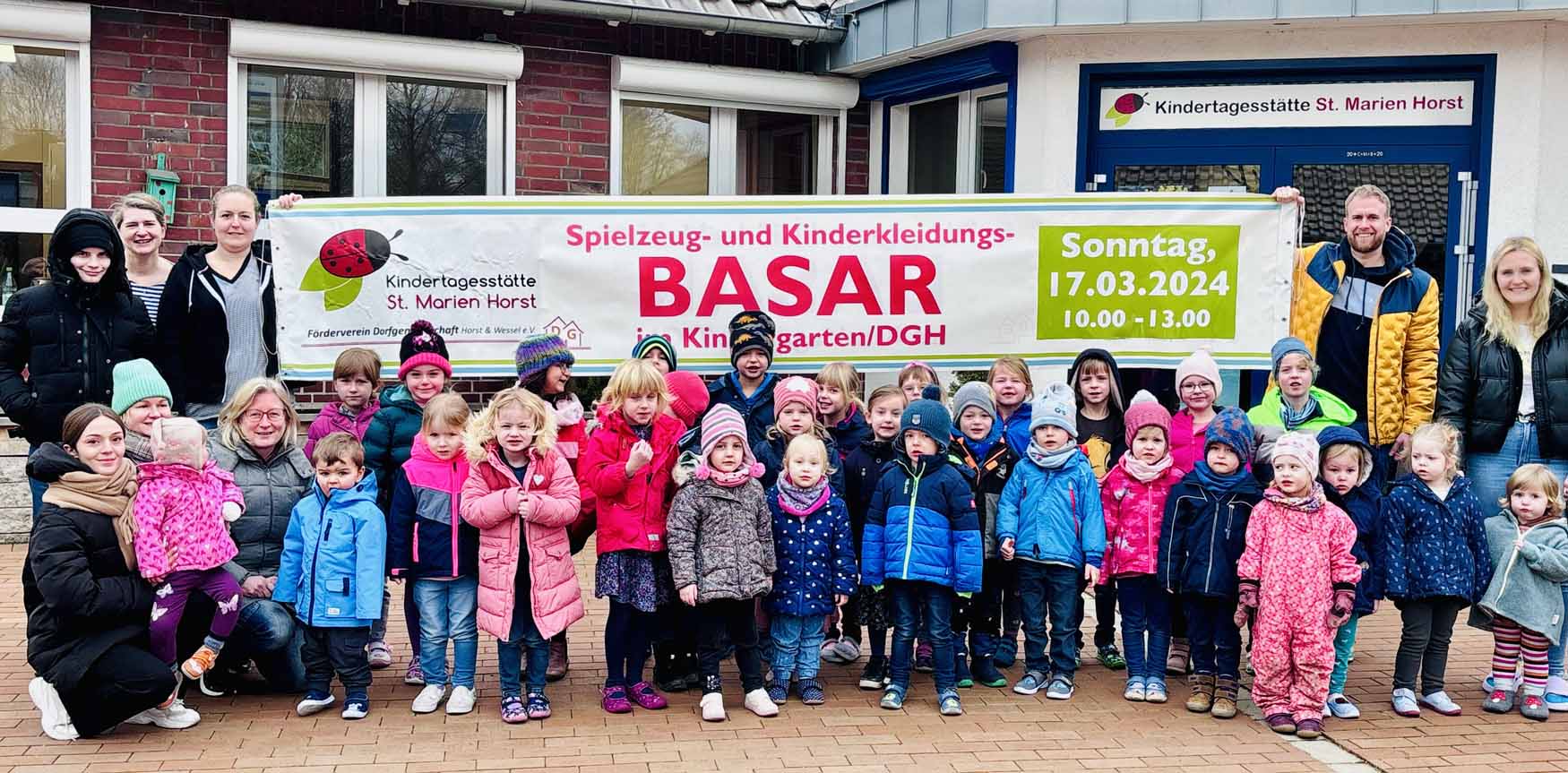 Freuen sich auf viele Besucherinnen und Besucher beim Herbstbasar: Die Kinder der Einrichtung und das Team um Kita-Leiter Tim Köhler (2.v.r.). Foto: Heinze