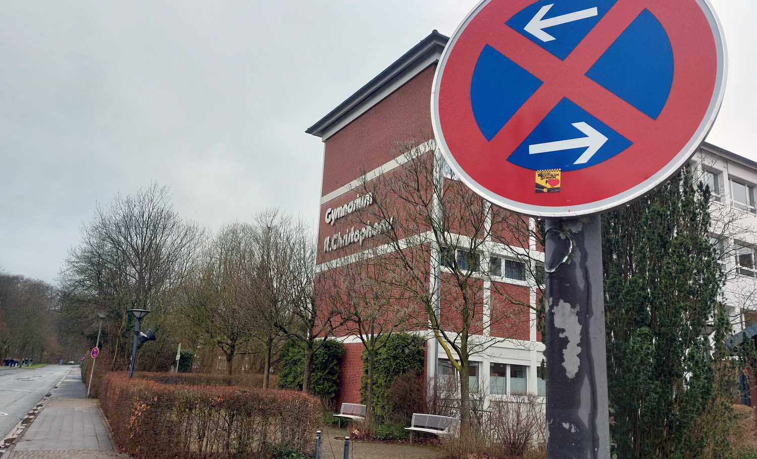 An der Kardinal-von-Galen-Schule im Schulzentrum Lindert herrscht seit gut zweieinhalb Wochen absolutes Halteverbot, das die Anzahl der 