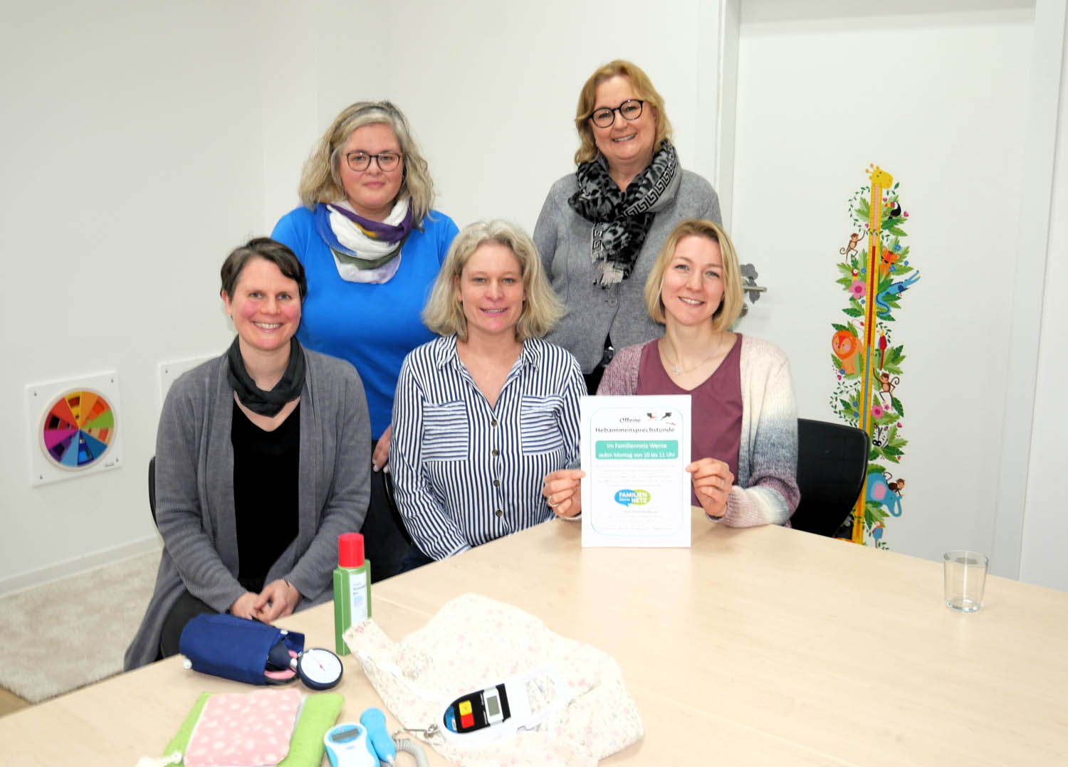 Mit der Hebammen-Sprechstunde bieten das Familiennetz Werne und die Expertinnen der Hebammerei Werne einmal in der Woche Beratung zu Themen rund um Schwangerschaft und Geburt. Von links: Miriram Knauer, Sarah Becker, Isabel Gropp, Bettina Stilter (Koordinatorin Familiennetz) und Pia Smit. Foto: Gaby Brüggemann