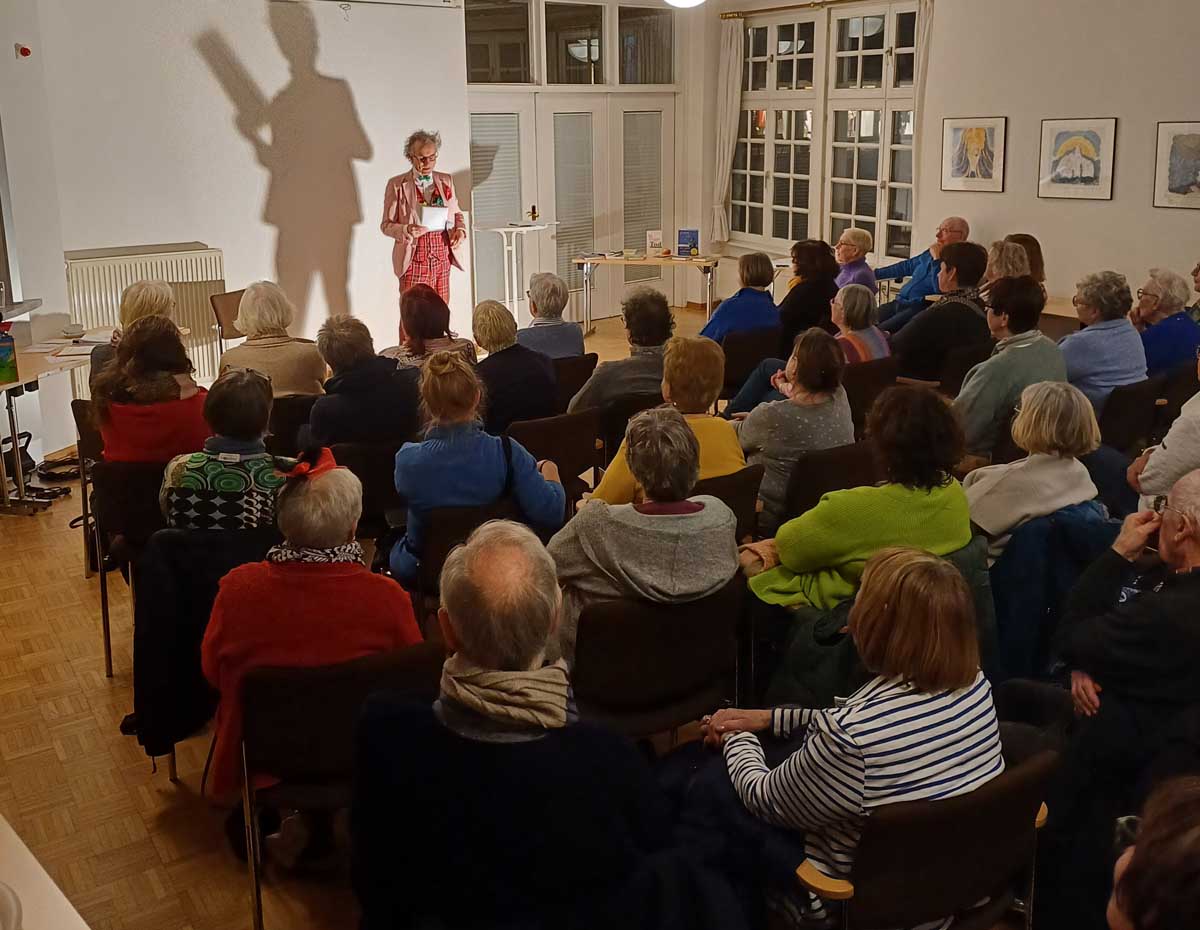 Der renommierte Klinikclown, Künstler und Performer Christoph Gilsbach aus Münster überzeugte die zahlreichen Interessierten mit seiner Botschaft: „Ja, Humor in der Sterbebegleitung ist möglich.“ Foto: privat