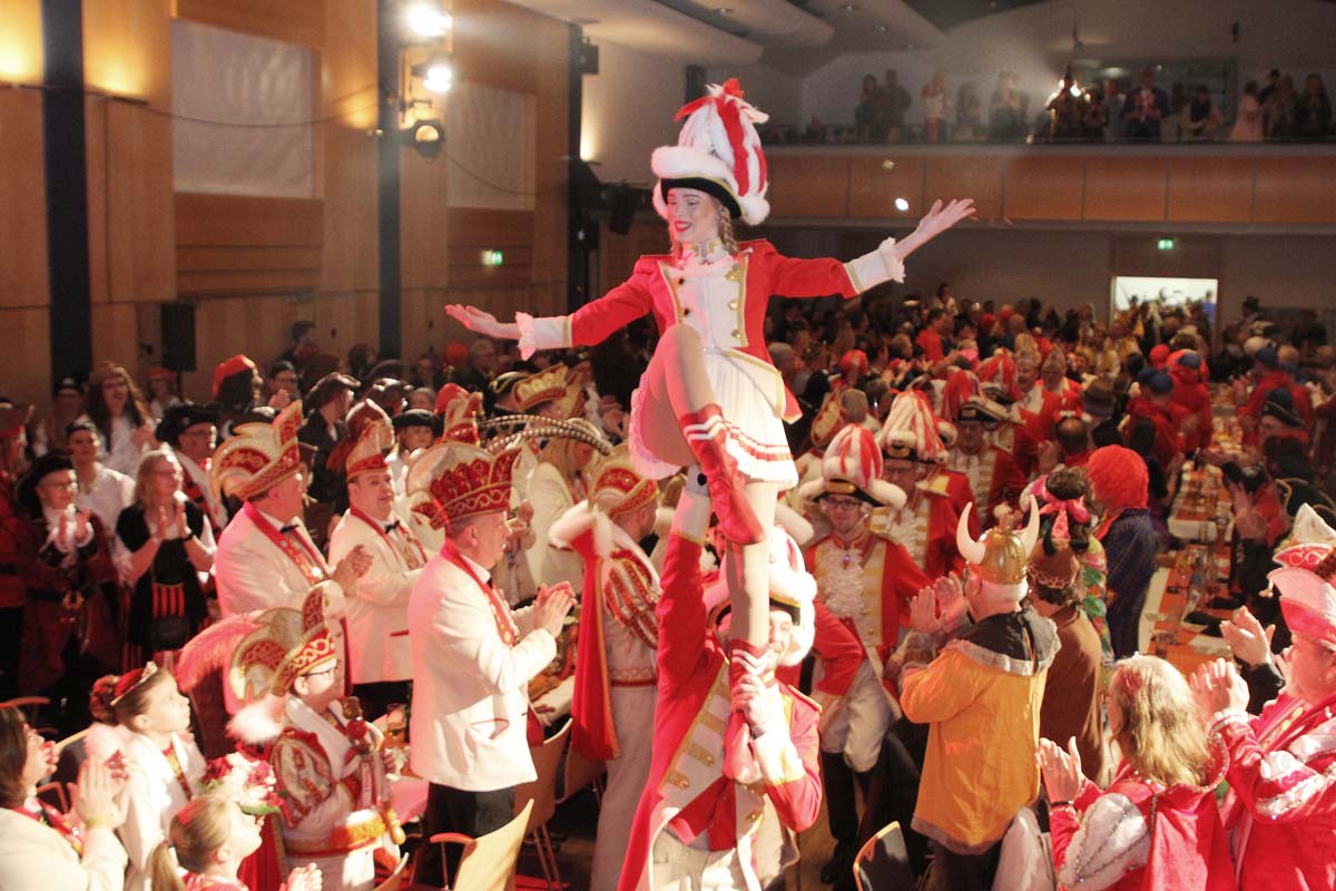 Prächtige Stimmung herrschte wieder einmal beim Kolping-Karneval Hol di fast. Fotos: Isabel Schütte