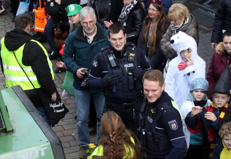 Ruhig und fröhlich war der Rosenmontagsumzug in Werne. Die Polizeikräfte hatten nicht viel zu tun. Foto: Wagner