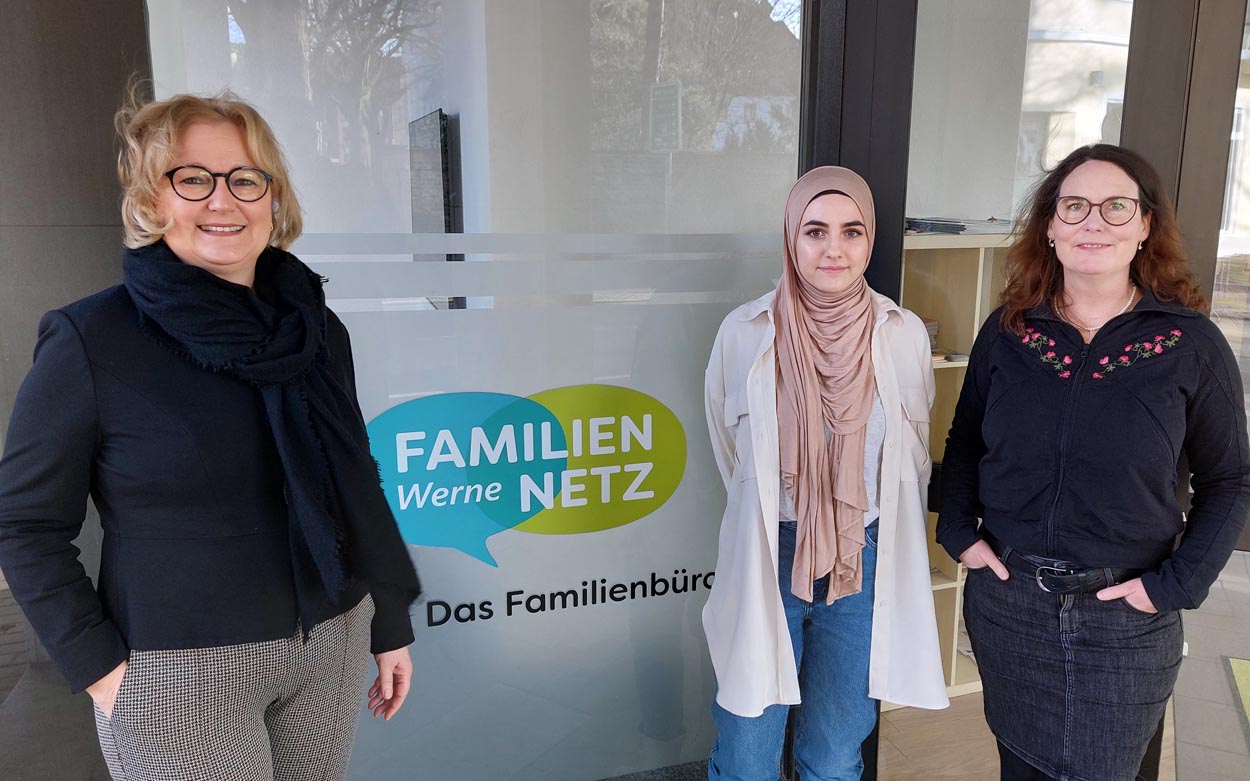 Werben gemeinsam für das neue Angebot im Familiennetz in Werne (von links): Bettina Stilter, Leiterin des Familiennetzes, Inaas Kouka-Halibi und Dr. Henriette Schildberg (beide Kinderschutzbund Kreisverband Unna). Foto: Wagner