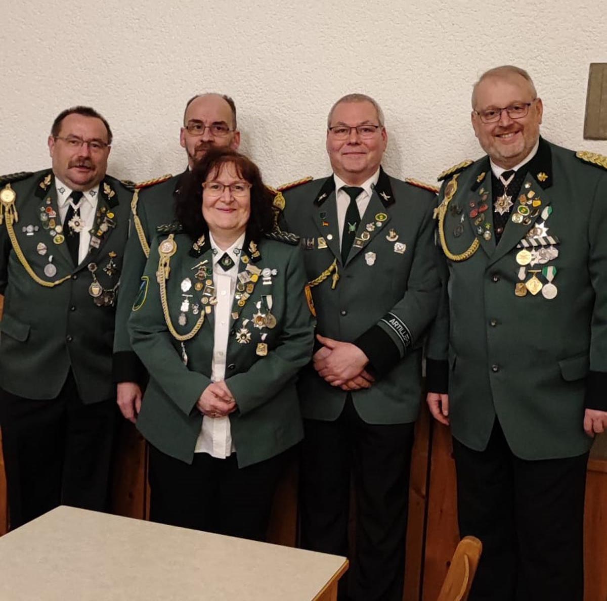 Nach der Versammlung kamen noch Mirko Nagel, neuer 1. Vorsitzender Frohsinn 07 (2. von rechts), und Willi Schulz, neuer 2. Vorsitzender von Frohsinn 07 (2. von links) zu Besuch. Markus Klenner (ganz rechts), Geschäftsführerin Claudia Fischer und Kassierer Andreas Fischer (ganz links) freuten sich darüber. Foto: Tanja Verfürth