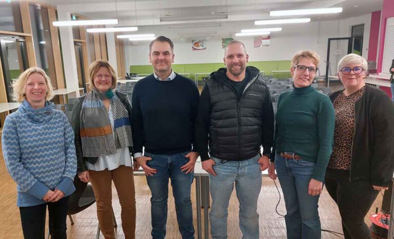 Auf Anregung der Schulpflegschaftsvorsitzenden Bianca Behrens (ganz links) hatte die Marga-Spiegel-Schule um Rita Lefering (Didaktische Leiterin, 2. v. links), Martina Wehmeyer (stellvertretende Schulleiterin, 2. von rechts), Katharina Bieder (ganz rechts) und Schulsozialarbeiter Leif Kortländer (3. von rechts) den Kriminalhauptkommissar Paul Chmara zu Gast. Foto: Wagner