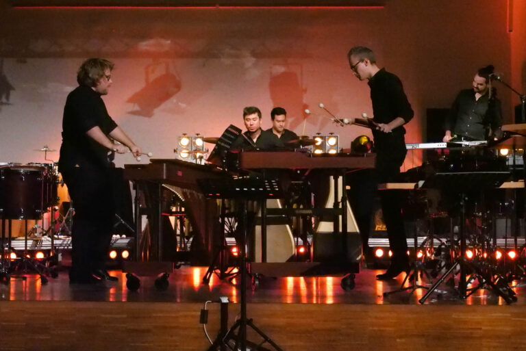 Die Rhythmusgruppe „BEAThoven“ überzeugte in der Marga-Spiegel-Schule mit mitreißenden Arrangements klassischer und zeitgenössischer Musik. Foto: Schwarze