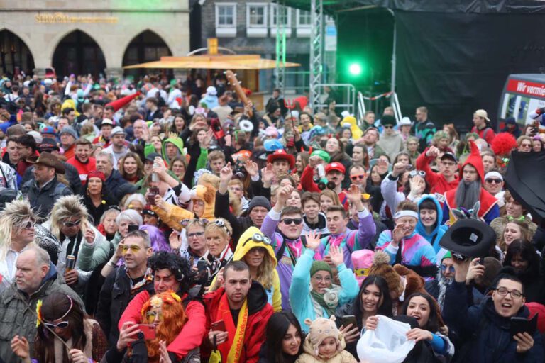 Die heiße Phase im Straßenkarneval findet in Werne mit dem Rosenmontagszug ihren Höhepunkt. Archivfoto: Isabel Schütte