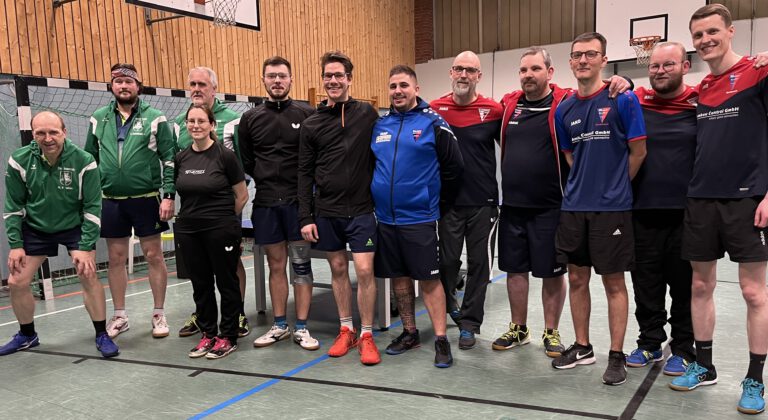 Die Protagonisten des äußerst spannenden und hochklassigen Tischtennis-Duell zwischen SuS Oberaden II und dem Werner SC (von links): Martin Kreutzer, Thomas Schlüchter, Wolfgang Schneider, Patricia Janasik, Andreas Schary, Hendrik Lippert (alle SuSII), Lino de Almeida, Marco Böcker, Andre Wodetzki, Luca Bröcker, Matthias Holtmann und Moritz Overhage (alle WSC) stellten sich vor dem ersten Aufschlag dem Fotografen. Foto: juef