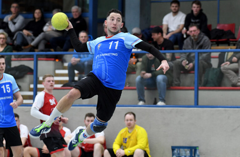 Tobias Jäger traf sechsmal gegen Brambauer – darunter waren spektakuläre Sprungwürfe. Foto: MSW