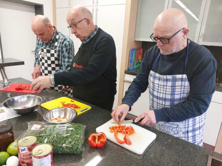 In der TOP 50-Gruppe des Werner SC 2000 stand wieder Kochen auf dem Programm. Foto: Prömel