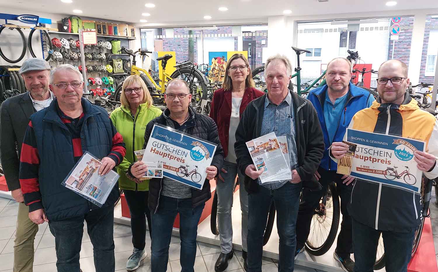 Gewinnübergabe der Werner Thaler-Aktion 2023 (hintere Reihe von links): Hubertus Waterhues (Wir für Werne), Barbara Kipp (Solebad), Britta Löchter (Werne Marketing) und Heinrich Möllmann überreichten vier Hauptpreise an die glücklichen Gewinner. Foto: Wagner