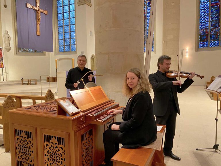 Das „trio contemporaneo“ (von links: Günther Wiesemann, Olga Shonurova und Benjamin Nachbar) inspirierte mit seinem Passionskonzert in Werne ebenso zur Mediation wie zu kritischer Besinnung. Foto: Schwarze