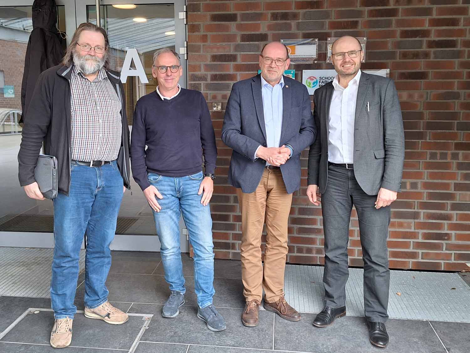 Trafen sich zum informellen Austausch am Freiherr-vom-Stein-Berufskolleg (von rechts): Schulleiter Jürgen Artmann, MdL Rainer Schmeltzer (1. Vizepräsident des Landtags NRW), Bereichsleiter Christoph Hünnemeyer und Fachlehrer Giesbert Heisterkamp. Foto: privat