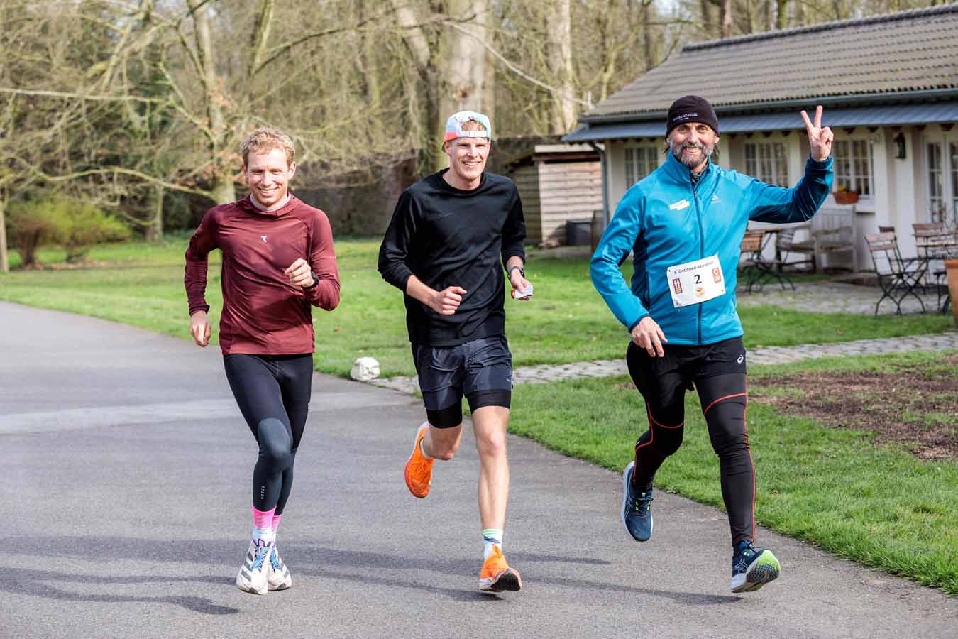 Die Resonanz auf den Gottfried-Lauf in Cappenberg, zu dem Marathon-Pater Tobias Breer aus Werne (rechts) eingeladen hatte, war wieder groß. Foto: Daniel Elke/Projek LebensWert