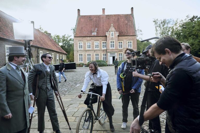 Die im Münsterland gedrehte Serie über das Leben von Luise von Kummerveldt (Milena Straube, mitte) wird mit dem Grimme-Preis Spezial 2024 geehrt. Fotos: ABBYLL / Goldstoff Filme