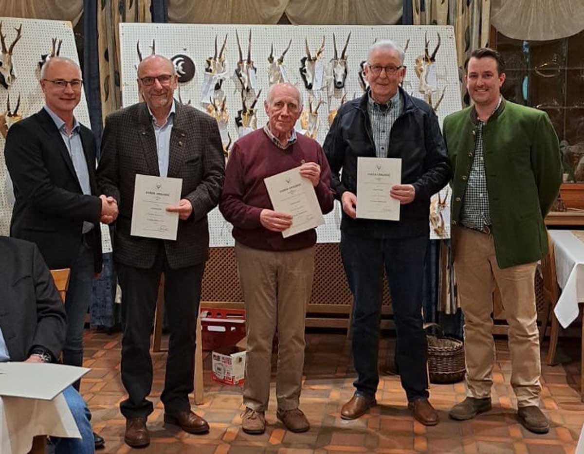 Ehrung der Jubilare für 50 Jahre Mitgliedschaft mit (von links) Matthias Möllenhoff (Hegeringleiter), Heinrich Glitz, Bernhard Möllenhoff, Norbert Beische und Johannes Laurenz (Vorsitzender Kreisjägerschaft Unna). Foto: privat