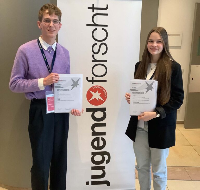Lina Middelhoff und Anton Mors vertraten das Anne-Frank-Gymnasium bei "Jugend forscht" - und das sehr erfolgreich. Foto: Kauba