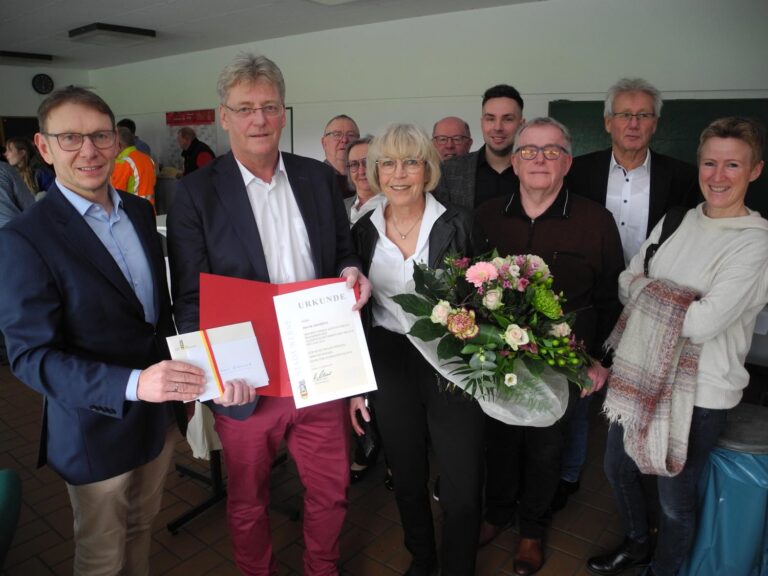 Mit einer Urkunde und einem Blumenstrauß für Ehefrau Christel verabschiedete Bürgermeister Lothar Christ den langjährigen KBW-Leiter Frank Adamietz im Beisein der politischen Vertreter in den vorgezogenen Ruhestand. 45 Jahre war Adamietz in der Werner Stadtverwaltung tätig. Fotos: Klaus Brüggemann