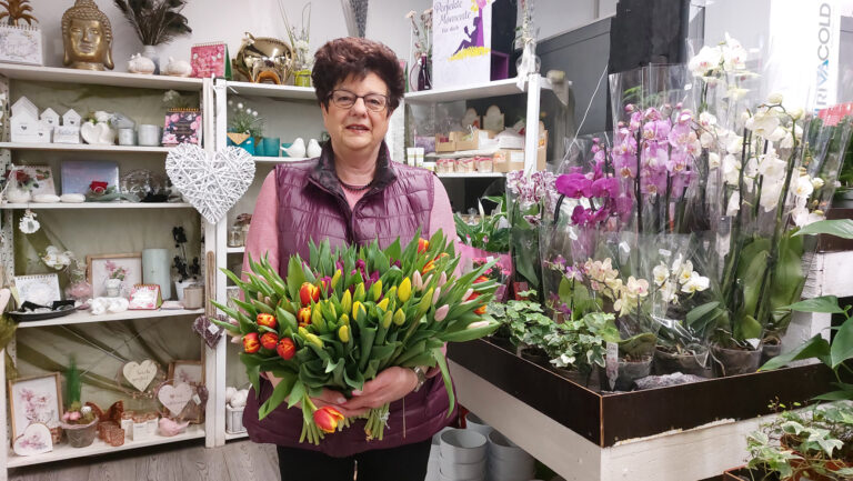 Gisela Rennhack, Inhaberin von Blumen Jasmin, mit ihren Lieblingsblumen. Sie hat natürlich nicht nur Tulpen für das Frühlingserwachen, sondern auch viele weitere Blumen und Pflanzen im Sortiment. Foto: Wagner