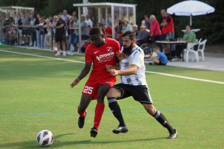 Firat Isikli (rechts) sah im Spiel von Eintracht Werne gegen TuS Hamm die Rote Karte. Archivfoto: Wagner