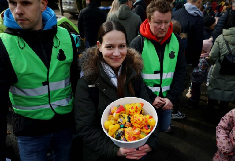 Zum zweiten Mal gehen die Gummi-Enten an der Horne zu Wasser. Archivfoto: Volkmer