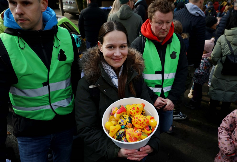 Zum zweiten Mal gehen die Gummi-Enten an der Horne zu Wasser. Archivfoto: Volkmer