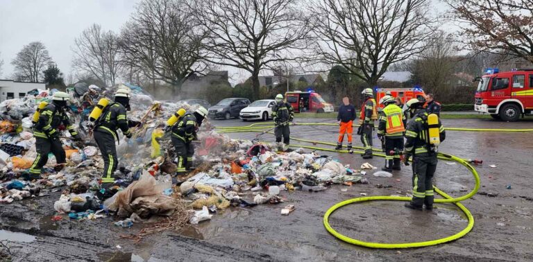 Die Feuerwehrleute mussten am Sportzentrum Dahl brennenden Müll löschen. Foto: FFW